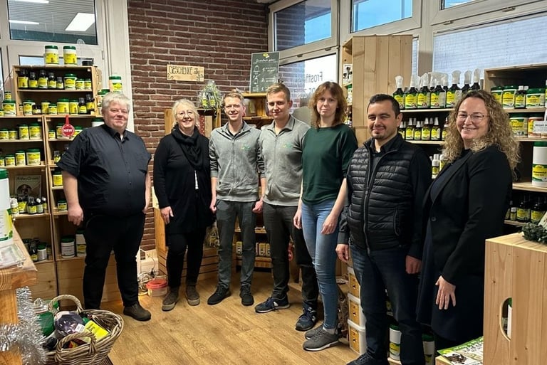 Erfolgreiche Integration bei cdVet: Das Team um Gründer Clemens Dingmann gemeinsam mit den neuen Mitarbeitern Marina Shevchuk, Mehmet Gökdeniz und der MaßArbeit.